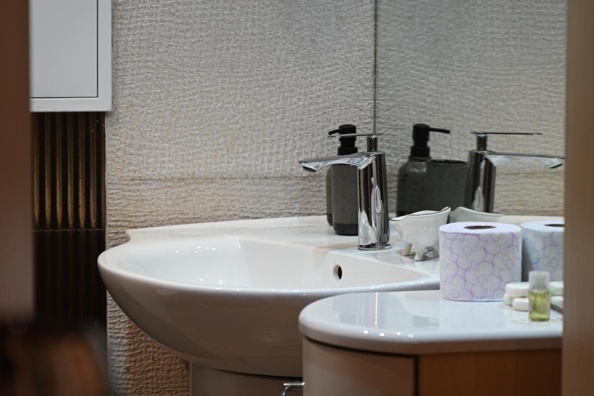Slaveykov Sqr Urbanlux Topcentre 2bdr Free Parking * Sofia